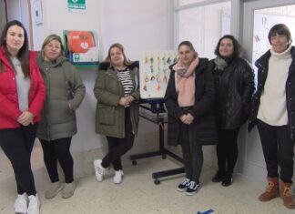 A Anpa do CEIP de Corvillón dota ao centro dun desfibrilador grazas á venda de máis de 800 chaveiros A Anpa do CEIP de Corvillón dota ao centro dun desfibrilador grazas á venda de máis de 800 chaveiros