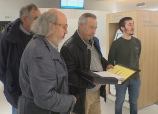 Veciños de Mourente entregan 400 sinaturas para reclamar o soterramento de toda a liña de alta tensión