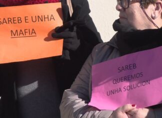 ‘A peritación da Sareb foi unha trampa’, a veciñanza de Barro en risco de desafiuzamento clama contra o banco 'A peritación da Sareb foi unha trampa', a veciñanza de Barro en risco de desafiuzamento clama contra o banco