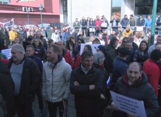 Centos de percebeiros concéntranse en Ribeira contra a apertura de novas zonas para extraer mexilla