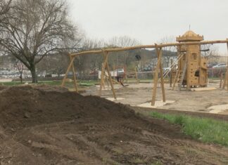 O parque infantil e a zona de xogos de auga en Rafael Areses estarán rematados a finais de abril