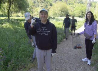 Os usuarios de Amicos dirixen aos estudantes de Caldas nunha xornada de retirada de lixo no Umia Os usuarios de Amicos dirixen aos estudantes de Caldas nunha xornada de retirada de lixo no Umia