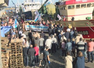 A flota galega mobilízase contra as políticas europeas que comprometen o futuro do arrastre