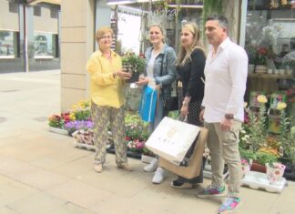 A gañadora da campaña do Día da Nai de Ribeira recibe mil euros para gastar no día