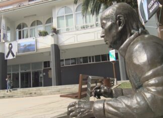 Pesar en Ribeira polo falecemento do pintor Manuel Ayaso