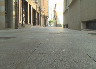 En estado crítico un mozo tras recibir un disparo e varias coiteladas en Ribeira