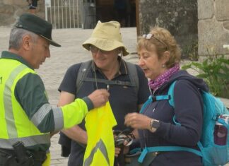 A DXT reparte chalecos reflectantes para facer visibles aos usuarios ‘máis vulnerables’ das estradas