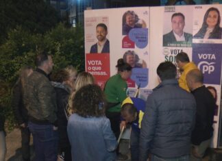 Comeza a campaña electoral nos concellos do Salnés e Caldas coa tradicional pegada de carteis