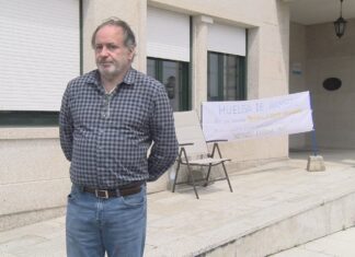 Un veciño de Portas maniféstase en folga de fame ante o concello reclamando un trámite municipal Un veciño de Portas maniféstase en folga de fame ante o concello reclamando un trámite municipal