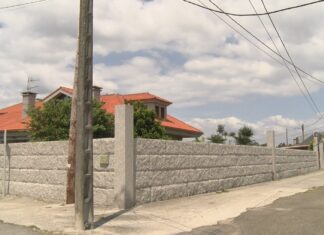 Unha veciña de Ribadumia denuncia que dous postes siutados en metade dunha rúa de Sisán provocaron 7 accidentes Unha veciña denuncia que dous postes siutados en metade dunha rúa de Sisán provocaron 7 accidentes