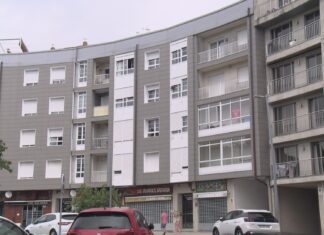Orde de afastamento para un dos mozos atrincheirados nun piso en Boiro por agredir a súa moza