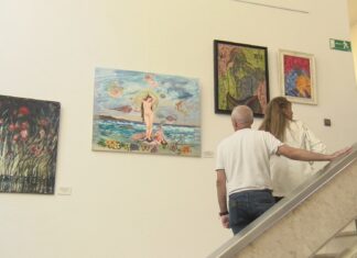 17 artistas expoñen as súas obras na casa consistorial de Ribeira