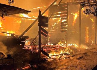 Un voraz incendio destrúe o restaurante do cámping Valverde