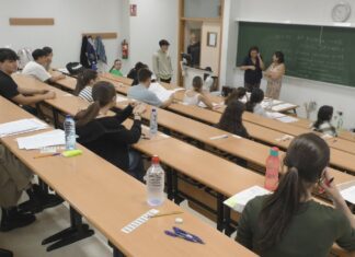 Alumnos con necesidades especiais examínanse da ABAU no centro da ONCE en Pontevedra