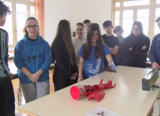 10 estudantes dos Salesianos triunfan na Maker Faire de Santiago co seu brazo robótico 10 estudantes dos Salesianos triunfan na Maker Faire de Santiago co seu brazo robótico