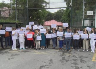 Traballadores do Avelino Montero denuncian recortes no persoal e alertan da posible privatización do centro