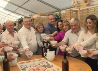 Ribadumia inaugura a 50 edición das festas do viño tinto con esperanzas: ‘Entre o 2025 e o 2027 estará regulado’ Ribadumia inaugura a 50 edición das festas do viño tinto con esperanzas: 'Entre o 2025 e o 2027 estará regulado'