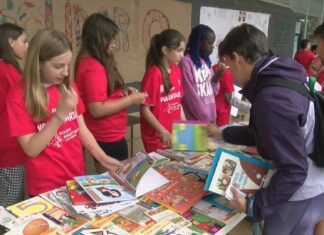 Os escolares do Grupo de Ribeira trocaron libros por alimentos