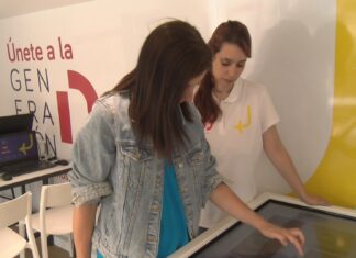 O autobus da Xeración D recala en Rianxo para mellorar as competencias dixitais da cidadanía