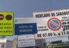 Malestar entre os vendedores ambulantes e a patronal de Ribeira pola suspensión do mercado