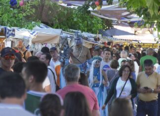 Baño lúdico na Pobra coa celebración da Feira Mariñeira