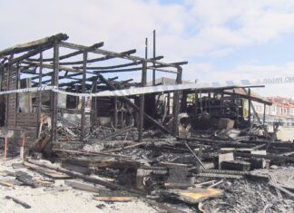 Un incendio destrúe por completo un chiringuito de praia en Aguiño