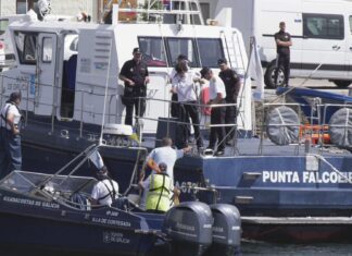 O comiso de dúas novas lanchas aviva o conflito dos mariscadores de Cabo de Cruz con Gardacostas