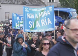 Clamor contra os vertidos en San Finx nunha xornada lúdica e reivindicativa