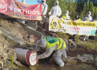 Ecoloxistas en Acción tapona a saída da balsa de decantación da mina de San Finx