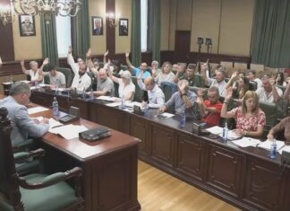 O goberno de Ribeira afirma que as 7 dedicacións supoñen tan só un incremento anual de 23 mil euros