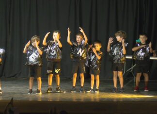 Un cento de nenos despide os campamentos de conciliación de Ribeira no festival de clausura