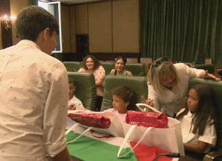 O alcalde de Ribeira recibe no Concello ós nenos saharuís que pasan o verán con familias de acollida