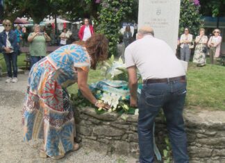 A Pobra conmemora cunha ofrenda floral o Día da Galiza Mártir