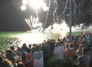 Os fogos artificiais poñen o broche final ás Festas de Verán de Ribeira