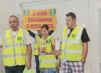 Ecoloxistas en Acción ‘convidan’ ós representantes da Cámara Mineira a beber auga de San Finx