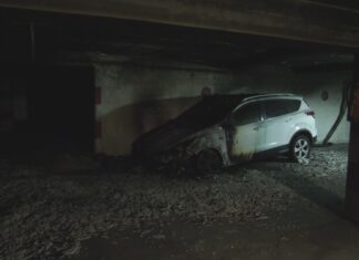 Arde un vehículo no interior dun garaxe na rúa Corrillo de Boiro