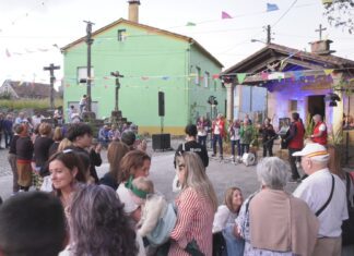 A música tradicional reúne a centos de veciños no Encontro de San Roque en Cespón