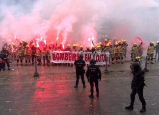 Os bombeiros comarcais protestan ante a Deputación para reclamar máis persoal e melloras salariais