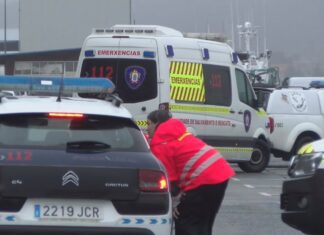 Localizan restos humanos nun coche afundido no porto de Tragove