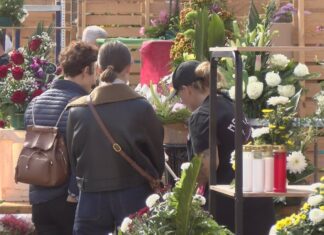 A chuvia dá unha tregua no Mercado das Flores de Cambados