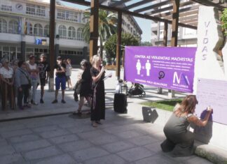 Mulleres en Acción lembra en Ribeira ás vítimas de violencia de xénero