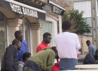 Sanxenxo acolle dende esta mañá 54 migrantes procedentes de Canarias