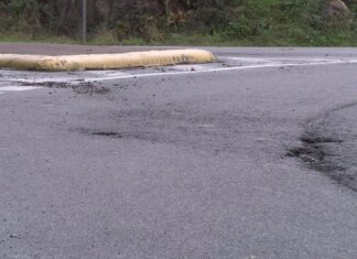 O alcalde da Illa pídelle á Xunta que actúe xa nas fochancas da estrada de acceso ao municipio