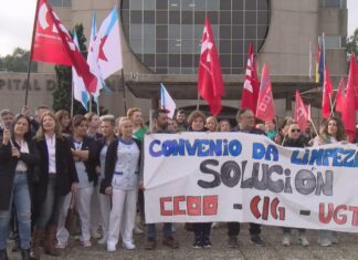 Concentración das traballadoras da limpeza diante do Hospital do Salnés recamando subas salariais
