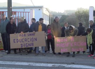 As familias denuncian a saturación da aula de 5 anos do colexio de Carril