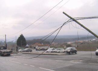 Un camión engánchase nos cables do teléfono e estraga cinco postes e o cruceiro de Castrelo