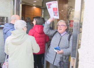 Ata oito horas de cola para facerse cunha das 1.200 entradas para ver o España-Italia en Pasarón