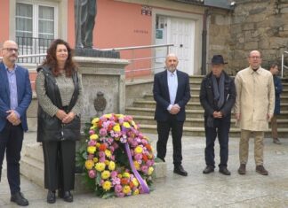 A tradicional ofrenda cívica pon o punto e final ás Xornadas Valle-Inclán na Pobra