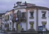Un xardín efímero e unha gran estrela fugaz enchen de luz o Nadal de Outes