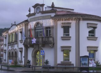 Un xardín efímero e unha gran estrela fugaz enchen de luz o Nadal de Outes